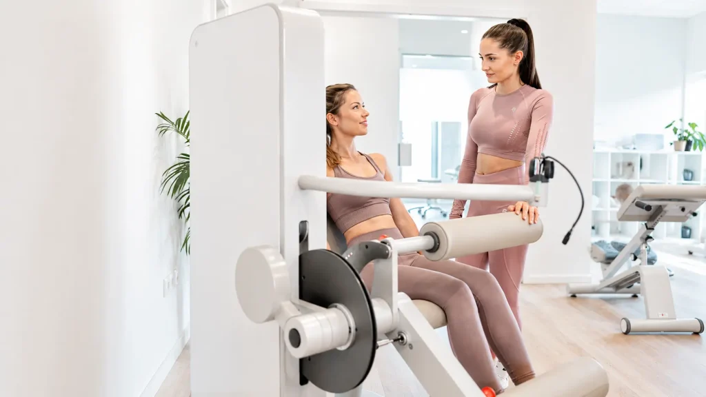 Individuell betreutes Gerätetraining mit Trainerin in einer modernen Physiotherapie- und Trainingspraxis