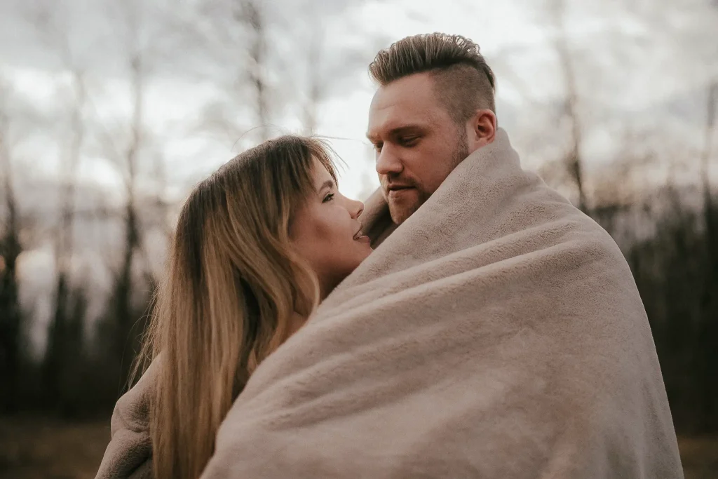 Romantisches Paarshooting in der Natur mit emotionalen und authentischen Momenten