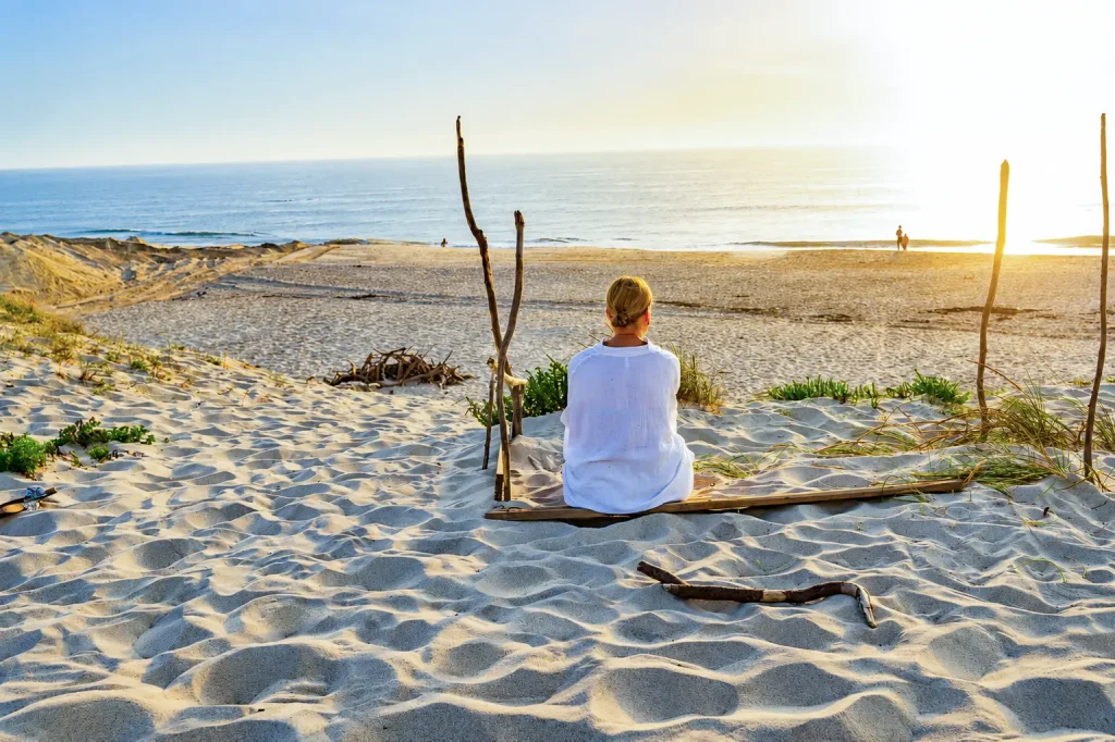 Emotionale Lifestyle-Fotografie am Strand bei Sonnenuntergang mit Blick auf das Meer
