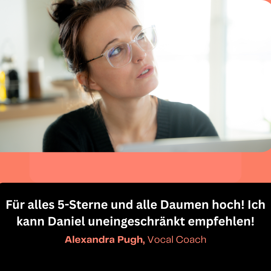 Frau mit Brille, die konzentriert auf einen Laptop schaut, begleitet von einem Empfehlungstext.