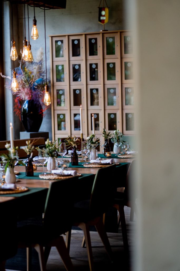 Elegante gedeckte Tafel in einem stilvollen Essbereich mit Beleuchtung.
