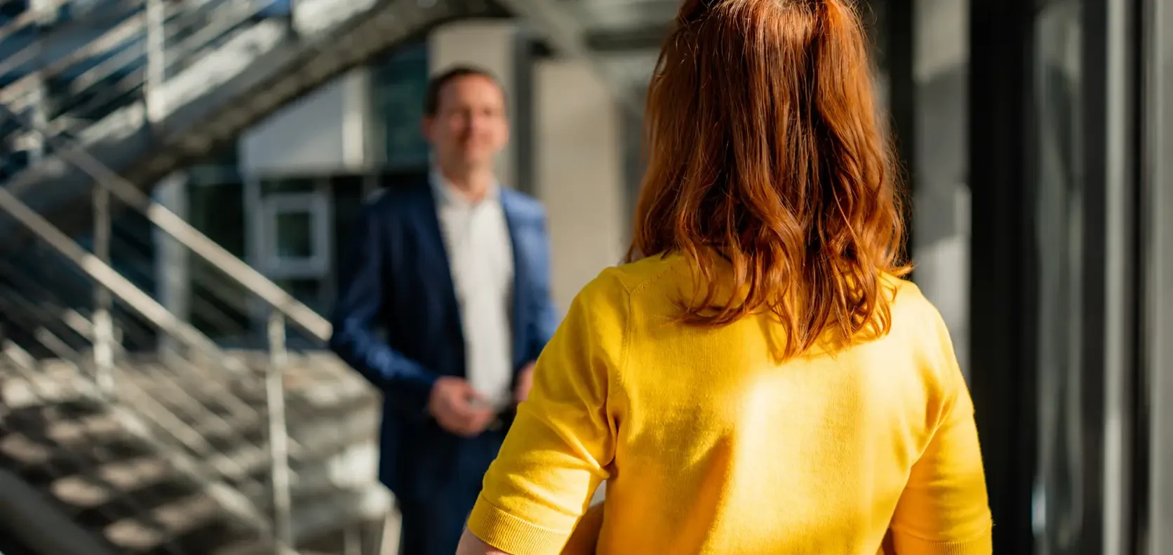 Authentische Businessfotografie mit Mitarbeitern in moderner Unternehmensumgebung
