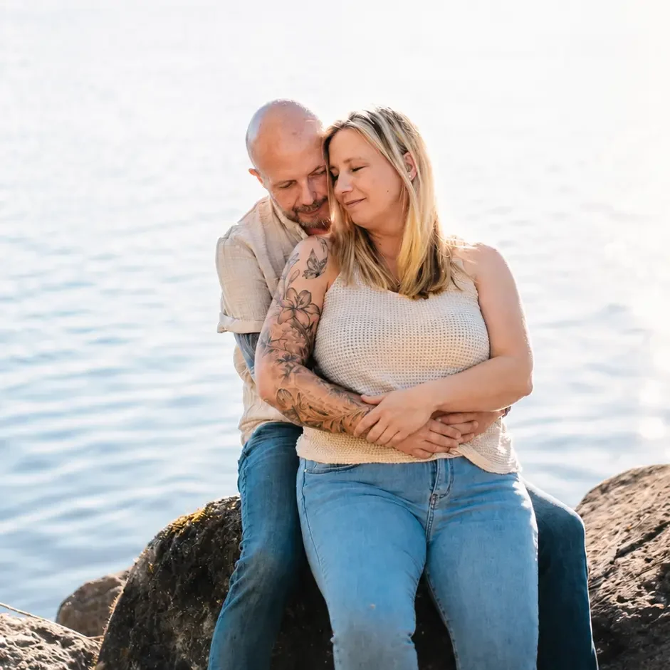 Paar bei einem emotionalen Fotoshooting am Wasser