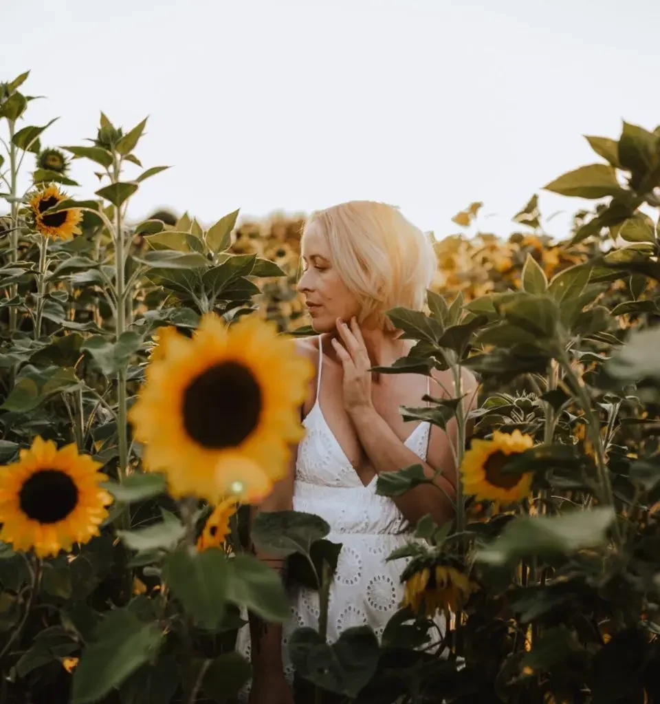 Porträt einer Frau in einem Sonnenblumenfeld