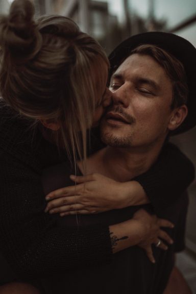 Ein Paar umarmt sich liebevoll, während sie sich anlächeln.