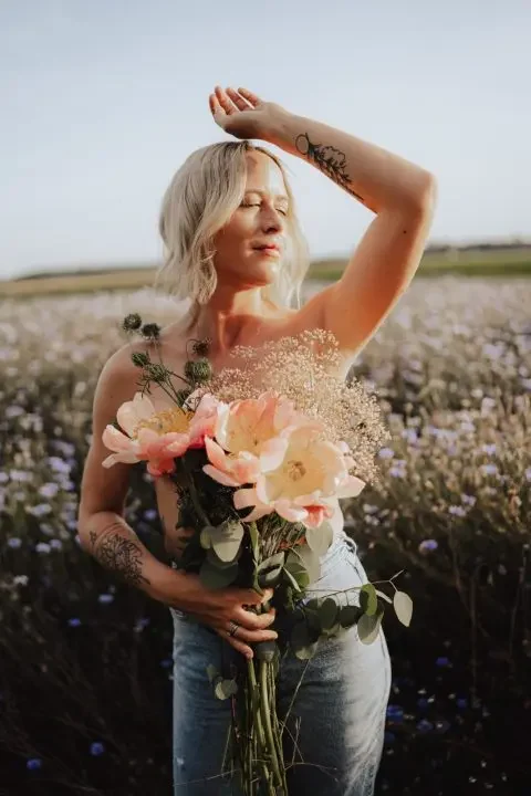 Frau mit Blumenstrauß bei einem sommerlichen Portraitshooting