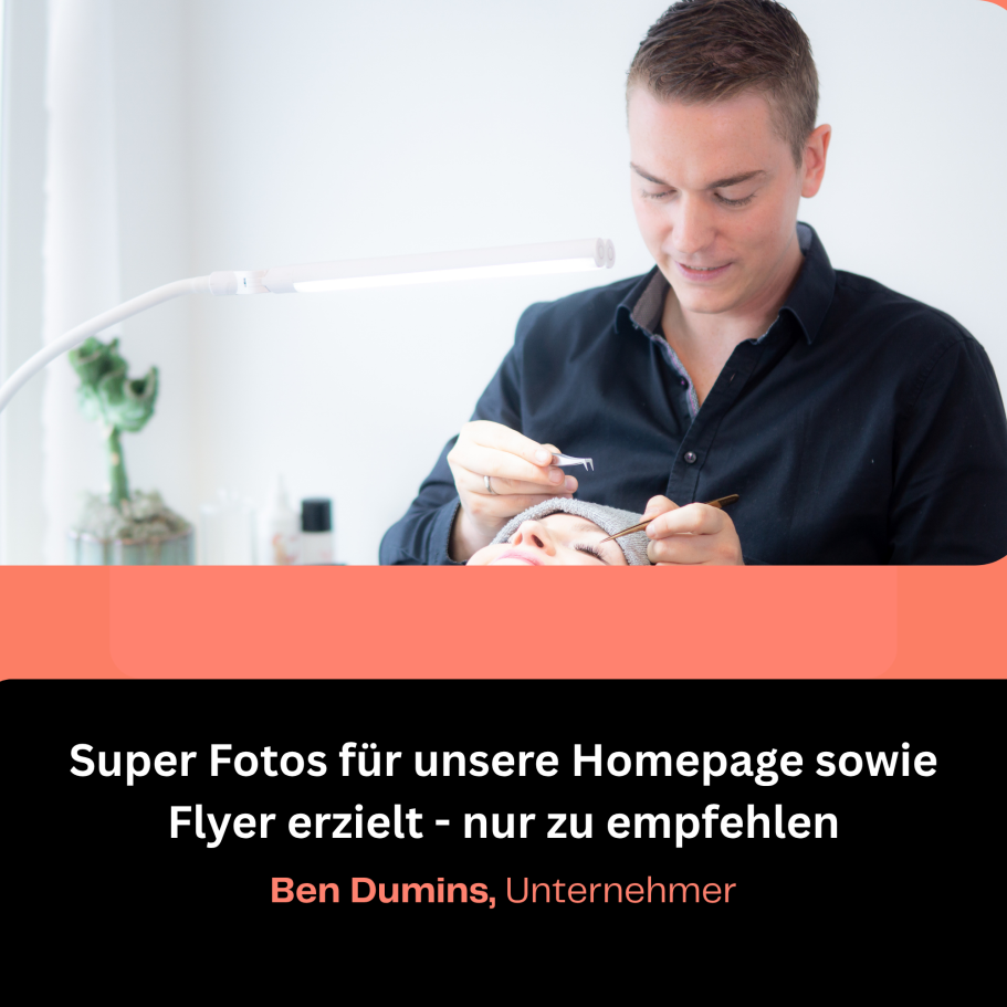 Mann erstellt Inhalte für eine Webseite und Flyer, fokussiert und professionell.