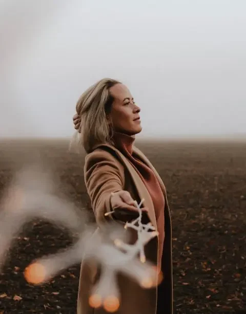 Natürliches Frauenporträt bei einem Outdoor-Fotoshooting