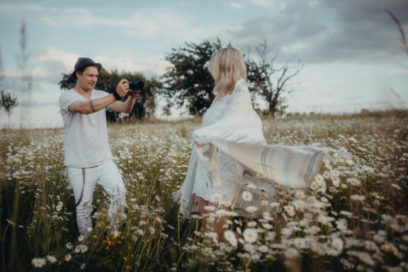 Zwei Personen in blühendem Feld, eine tanzt und die andere hält ein Tuch.