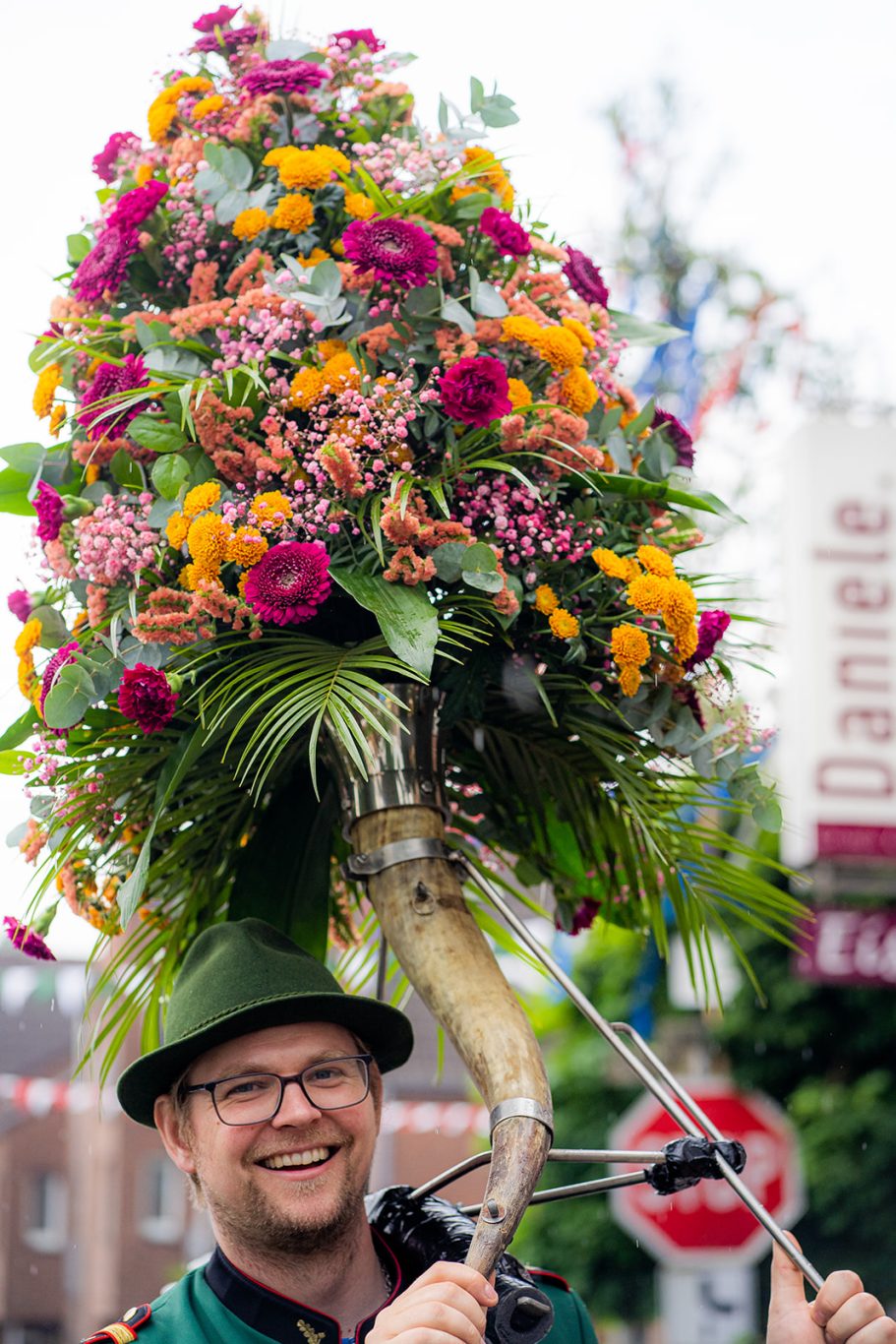 Mann mit einer bunten Blumenarrangement auf einem Musikinstrument beim Fest.
