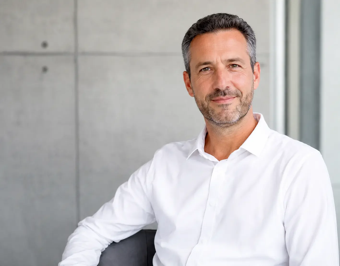Modernes Businessportrait eines Unternehmers im weißen Hemd für Website und Unternehmenskommunikation