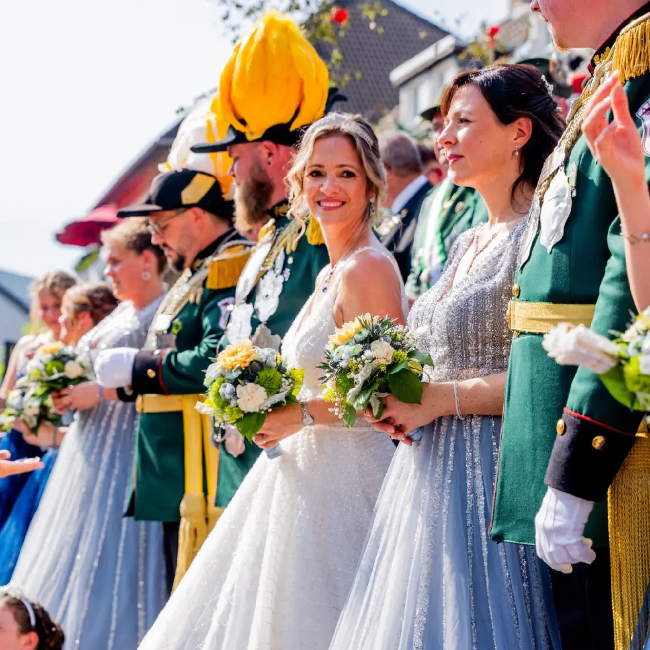 Braut mit Blumenstrauß bei festlicher Schützenhochzeit
